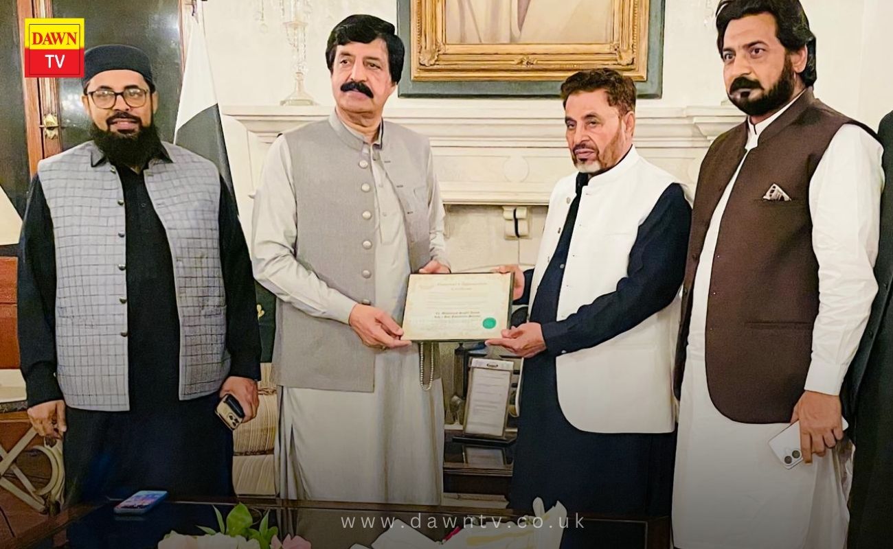 لاہور: گورنر پنجاب سردار سلیم حیدر خان کی چوھدری صغیر انجم چئیرمین راہ حق ویلفئیر فاؤنڈیشن کے لئے اعزازی شیلڈ ، ملک نور سمند بھٹی اور میاں بابرصغیر بھی ہمراہ